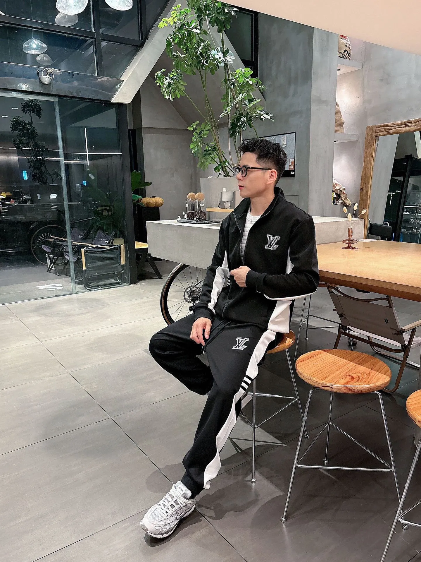 [LV Louis Vuitton] Hot-selling suit is coming. Focus on the original version of the official website. 2025 new hot-selling cardigan and sweatshirt suit. The original order is the best 🇭🇰. It is the meticulous work of top designers. It has a fitting and perfect upper body effect. All-natural high-quality Tencel Roman cotton 100%, close-fitting comfort, noble and elegant! Original hardware embodies elegance and nobility! Counter size: M-3XL (maximum wear up to 190 pounds)
